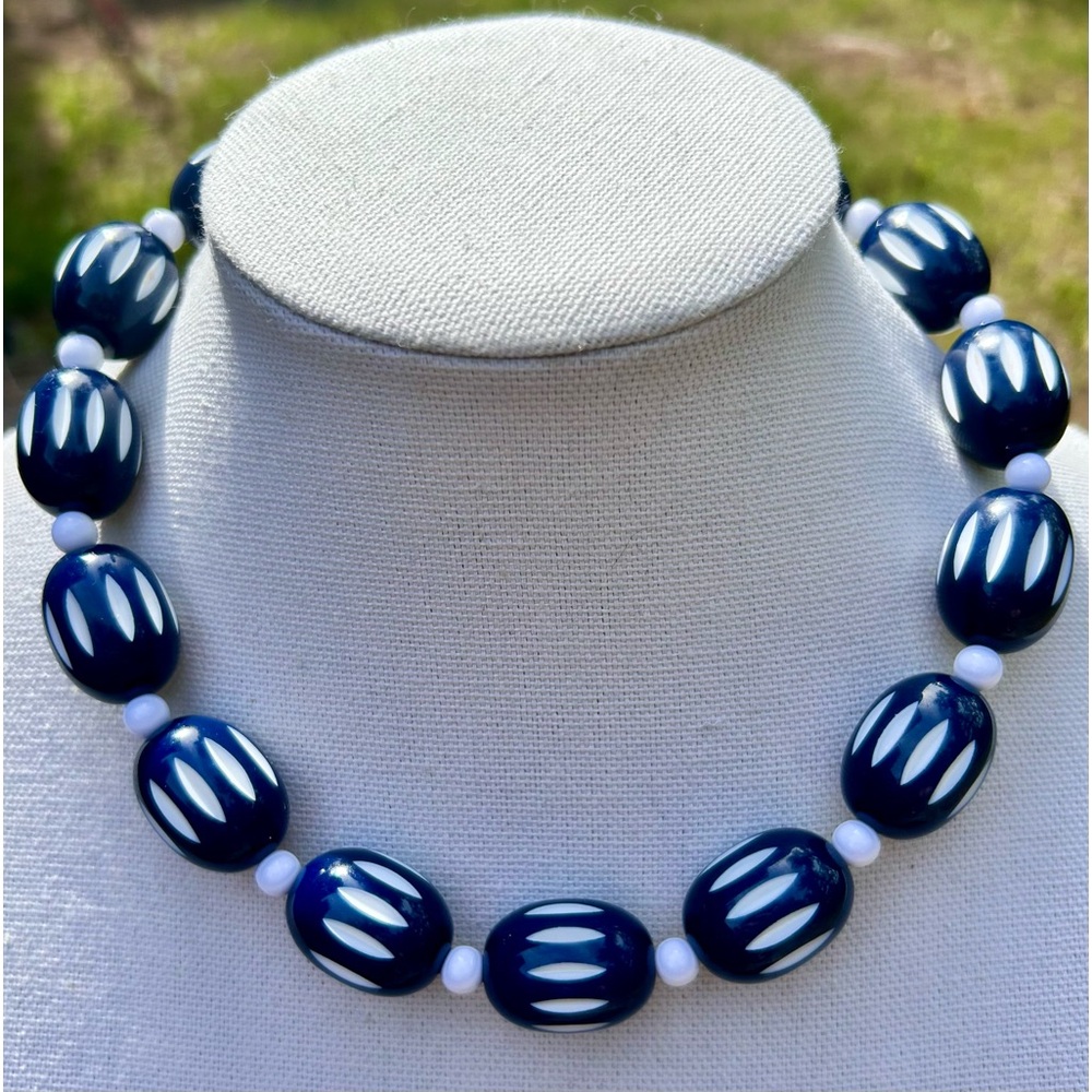 Vintage Trifari Chunky Blue & White Etched Oval Beaded Choker Necklace 17”-20” - Picture 2 of 8